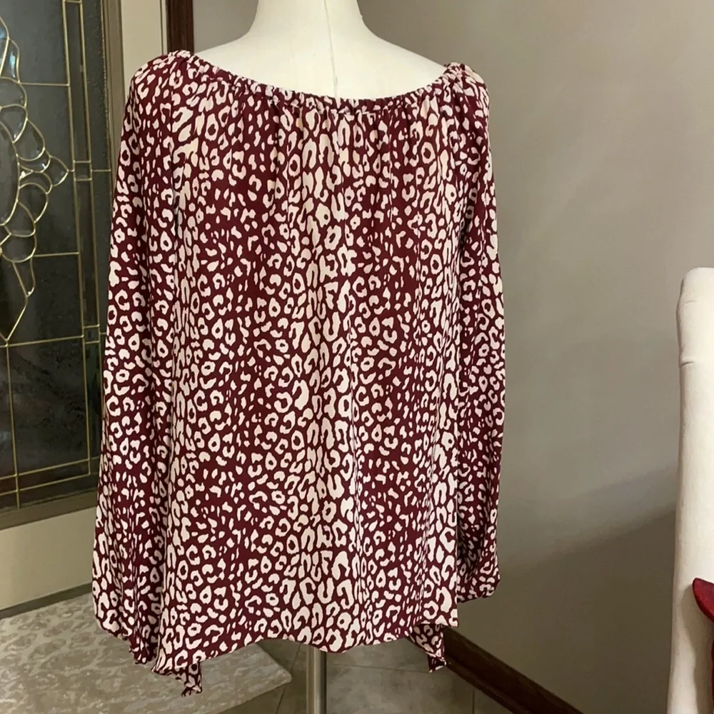 Michael kors. Like NEW on/off the shoulder L/S asymmetrical tunic. Flowy animal